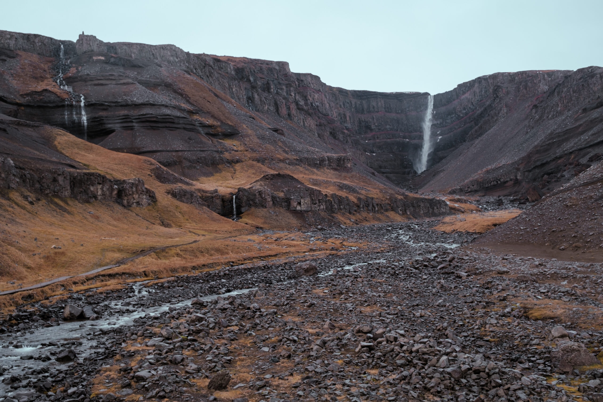 Hengifoss in the distance.