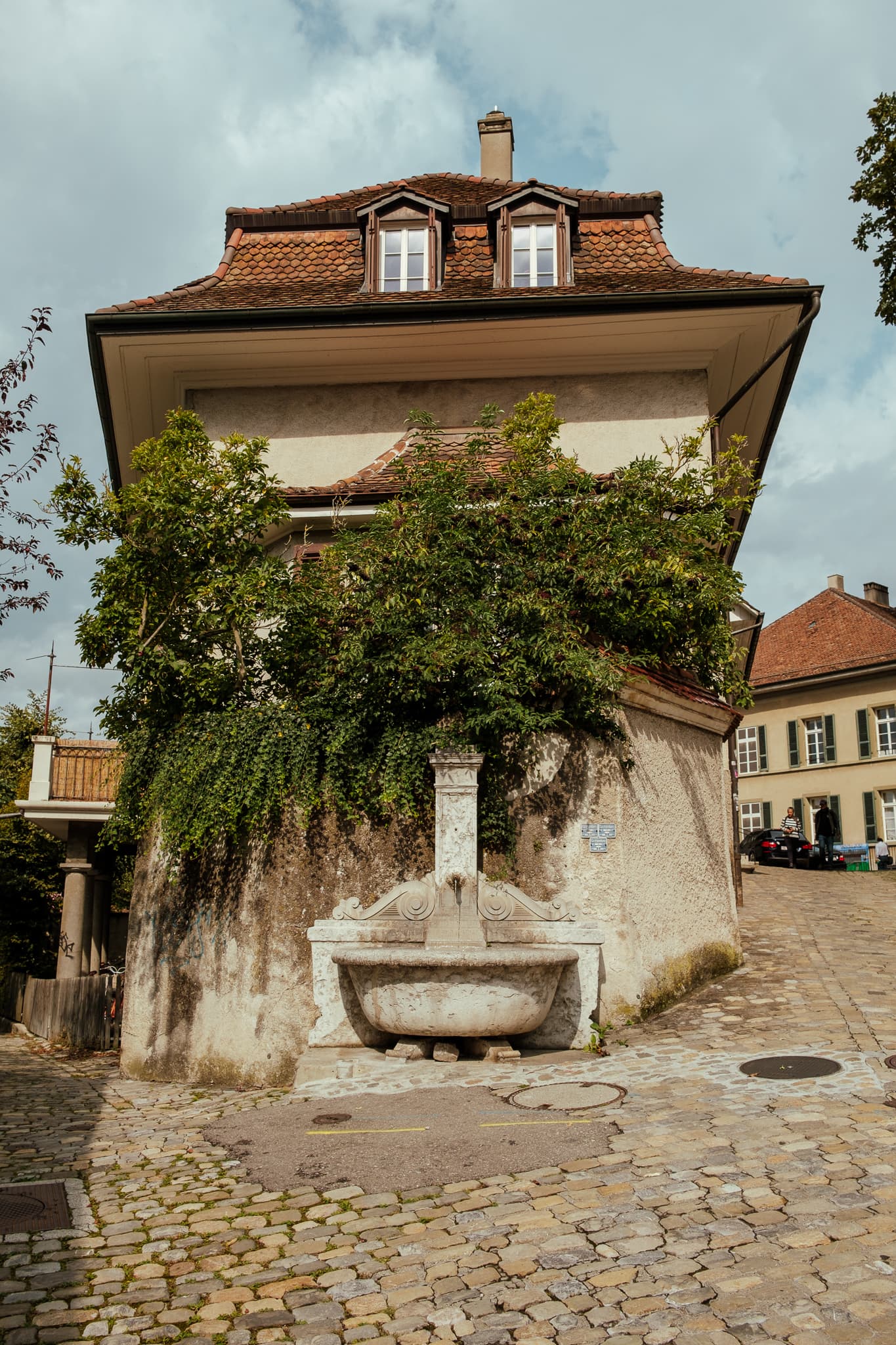 A fountain in front of an old building in Thun.