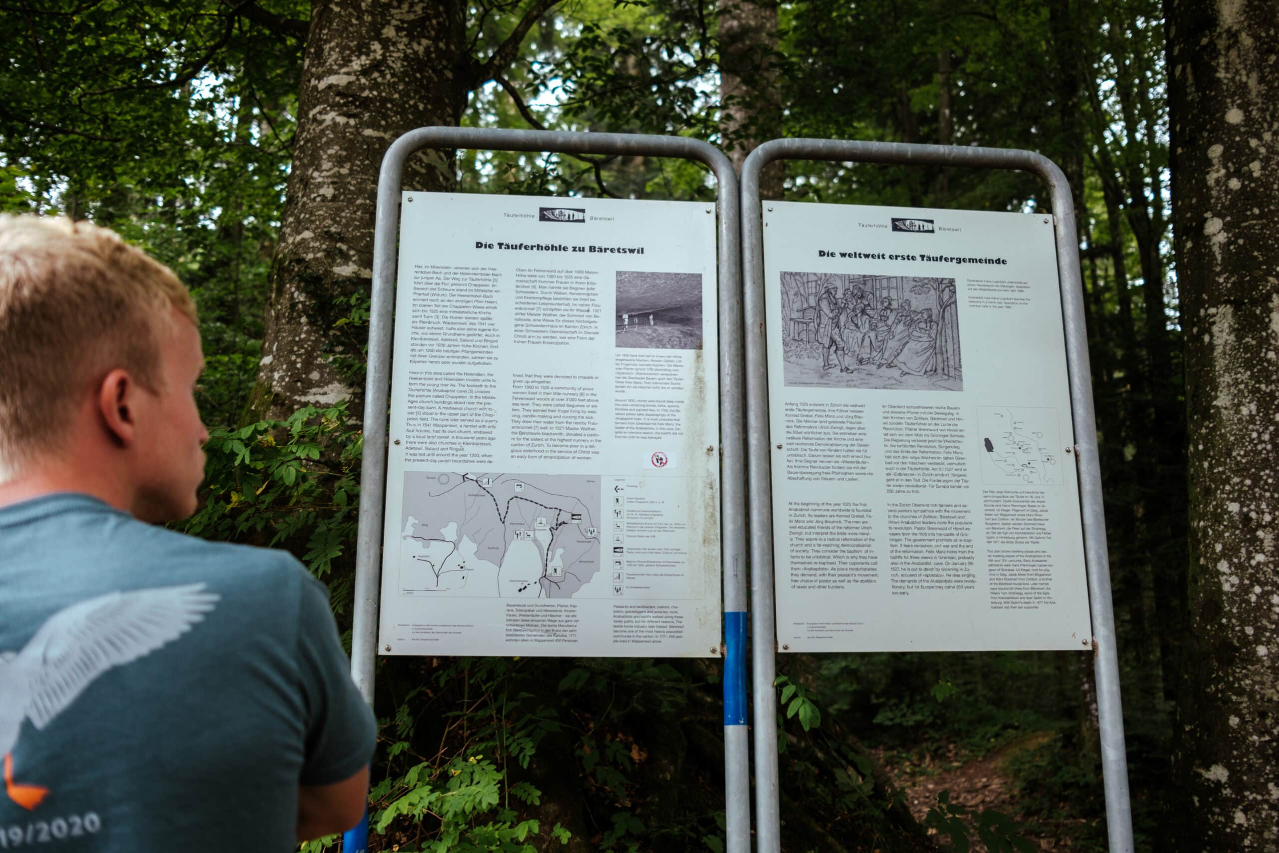 A man standing in front of an information sign near Tauferhohle.