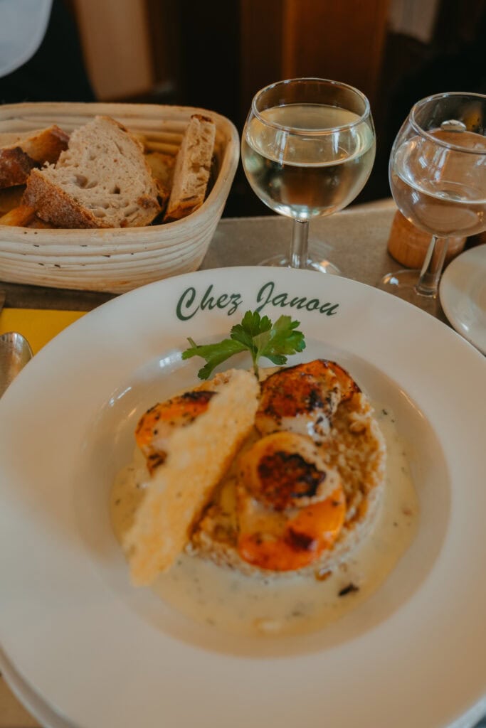 A plate of risotto that says "Chez Janou."