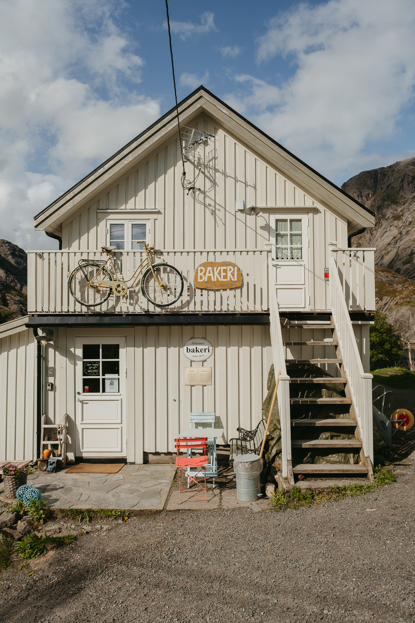White building with a sign that says "BAKERI."